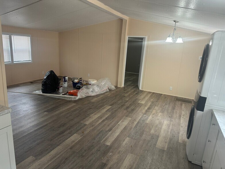 Building Photo - 1221 N Valrico Rd