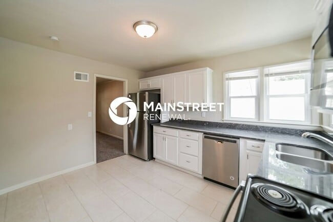 Building Photo - 3 Bedroom Pet-Friendly Home in Kansas City, MO with Main Street Renewal