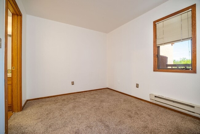 Building Photo - Sweet, Small Private Unit Available Now!