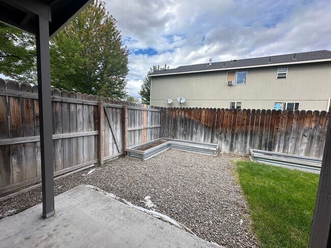 Building Photo - NE 7th St Duplex - 00000-07TH-00