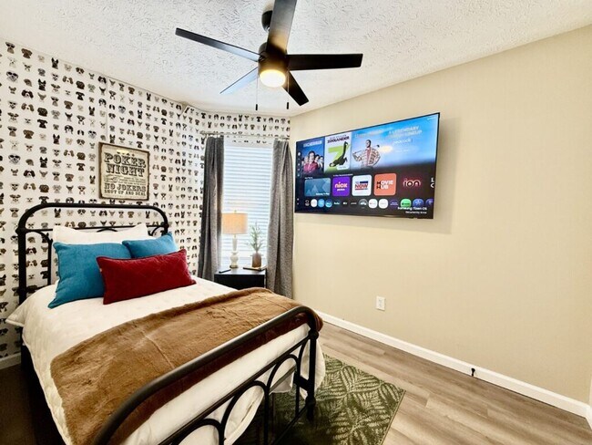 Building Photo - Freshly Renovated Home With Man Cave In Trenton OH