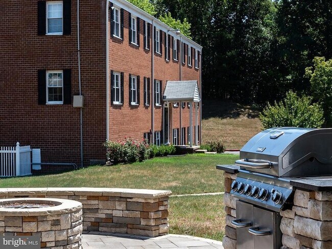 Building Photo - 1009 Warwick Dr