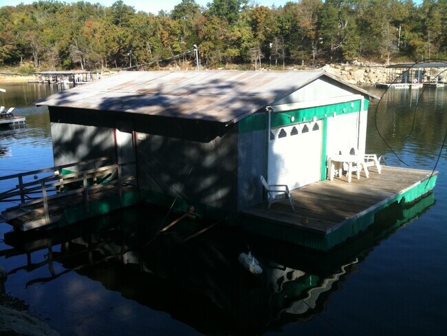 Building Photo - Beautiful  lakefront home with gorgeous views