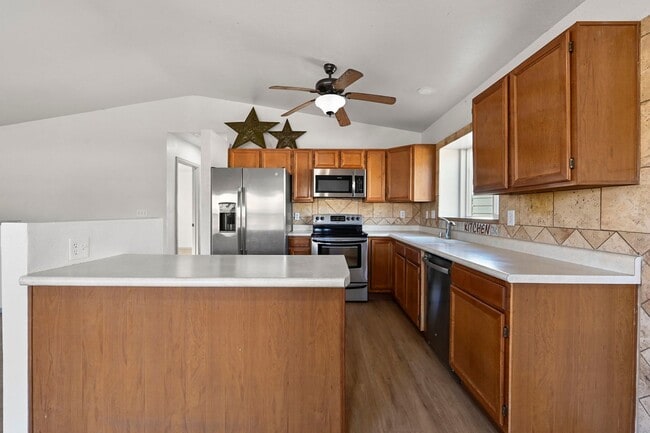 Building Photo - 330 Putnam Dr