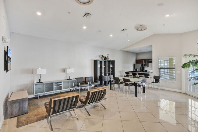 Building Photo - Remodeled 2 Bedroom / 2 Bathroom Condo with Lake View – Great Location