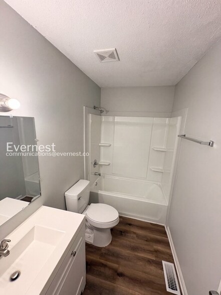 Building Photo - 711 W Creek Cir