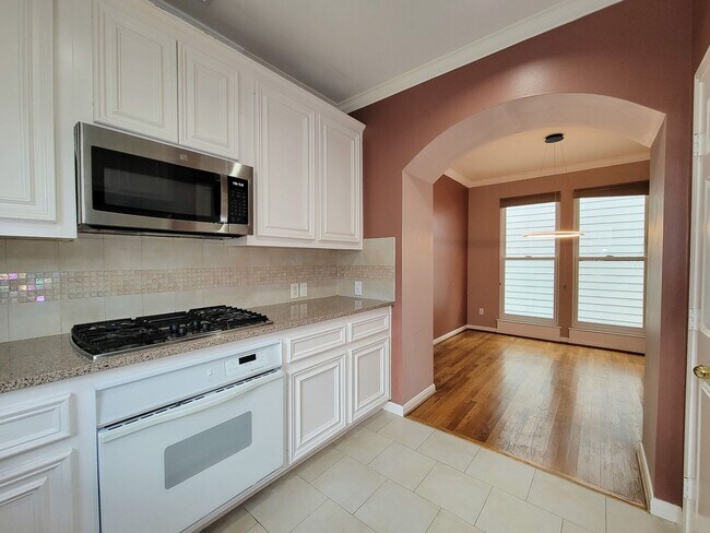 Building Photo - Great opportunity to lease a wonderful town home in the Montrose /Midtown location and within eas...