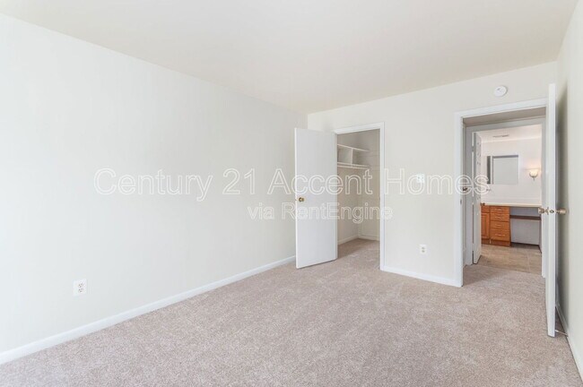 Building Photo - 5805 Royal Ridge Dr