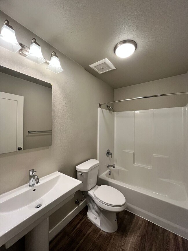 Building Photo - Large 3 Bedroom 2 Bathroom! In-Unit Washer...