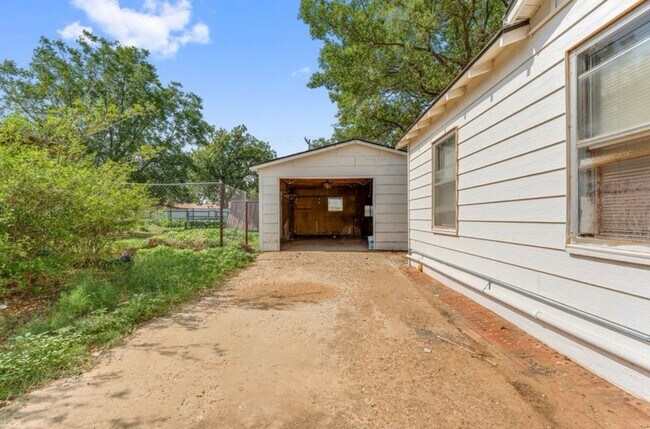 Building Photo - 2219 N 5th St
