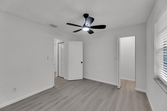 Building Photo - 904 Banks Rd