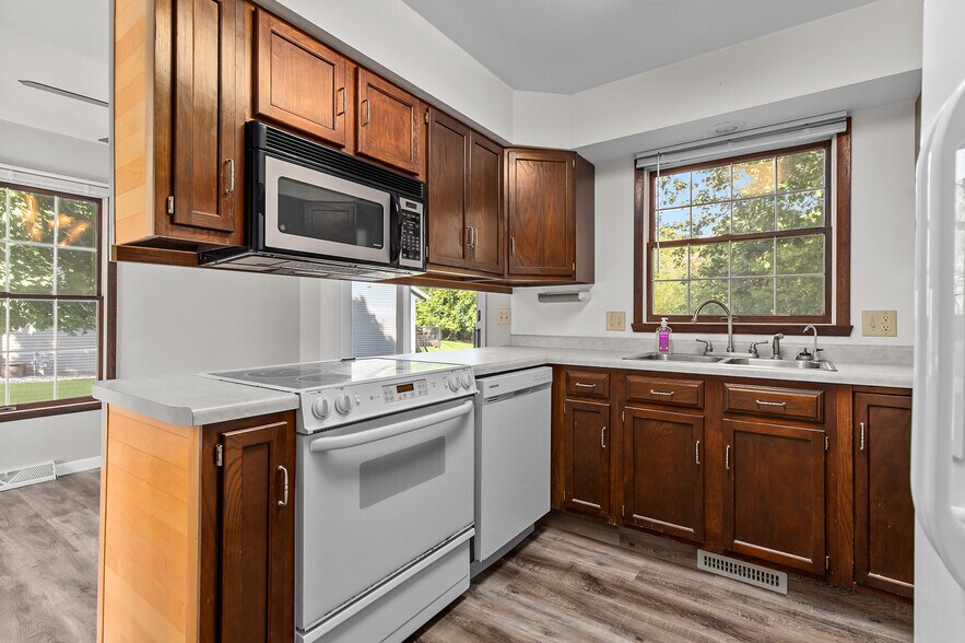 Kitchen - 1140 S Bluemound Dr