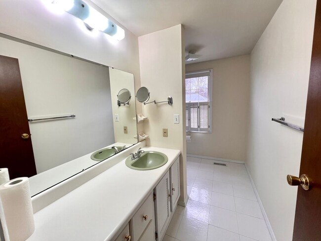 Building Photo - Beautiful Home - 3 Bedroom 2.5 Bathroom - ...