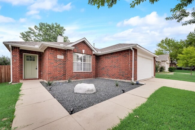 Building Photo - 9216 Newport Ln