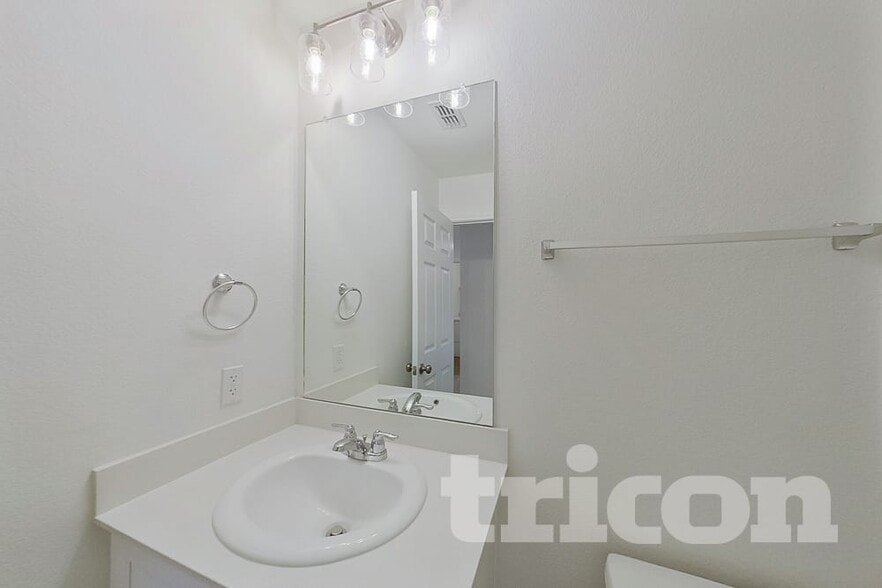 Building Photo - 2411 Carlow Ln