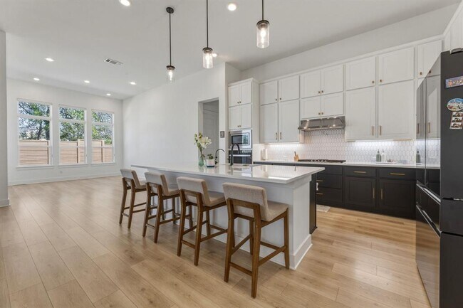 Building Photo - 2941 Delaware St