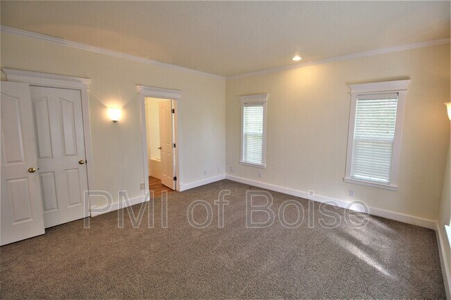 Building Photo - 85 S Linder Rd
