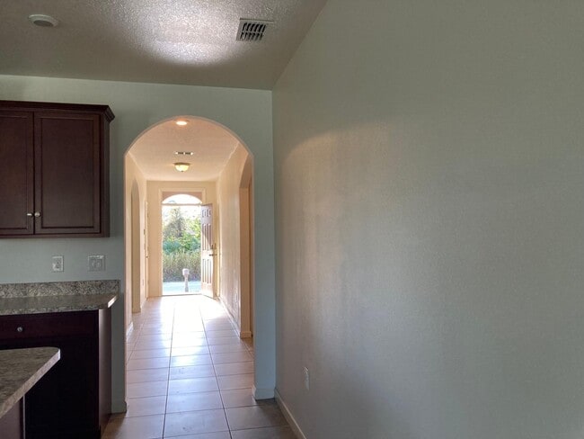 Building Photo - 863 Carlyle Ave