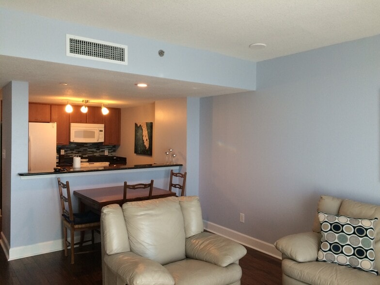 Dining table / kitchen - 300 S Duval St