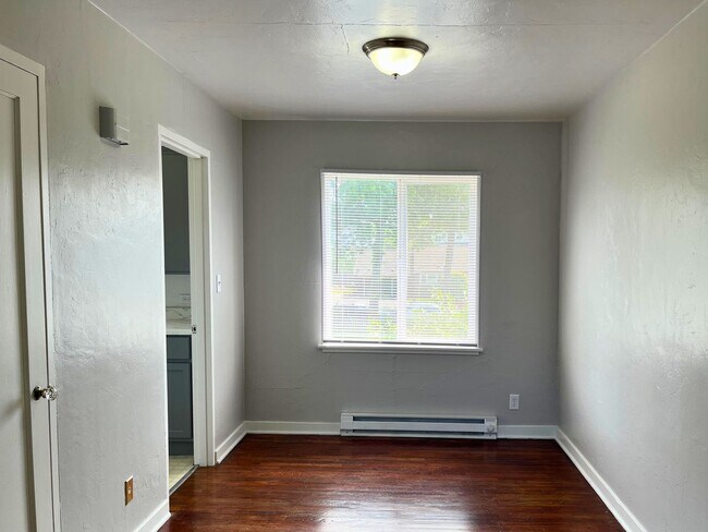 Building Photo - (UNM 355-11)  2 bed/1 bath Apartment