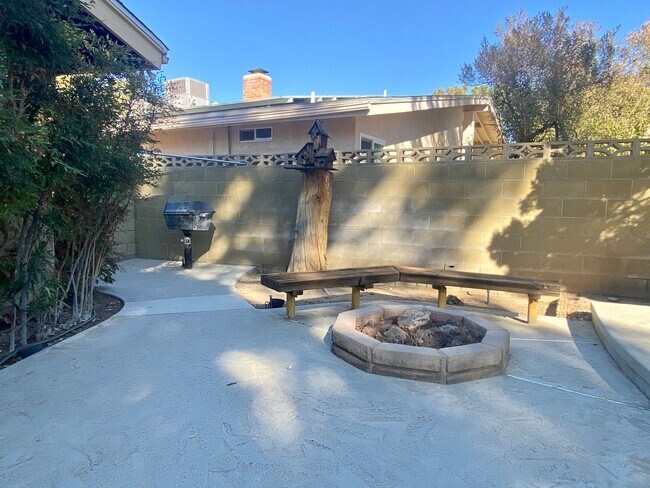 Building Photo - NORTHWEST POOL HOME Available in April!