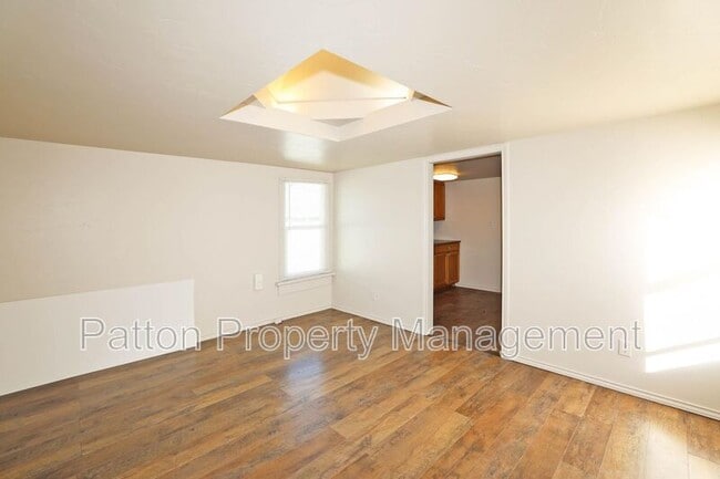 Building Photo - 4240 SW 10th Ave