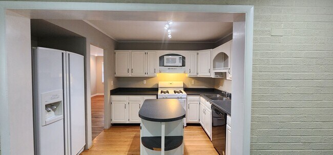 Building Photo - Check This One OUT!! To View is to Rent! 3 Bedroom, 1 Bath. Hardwood Floors, Fireplace, Tile and ...