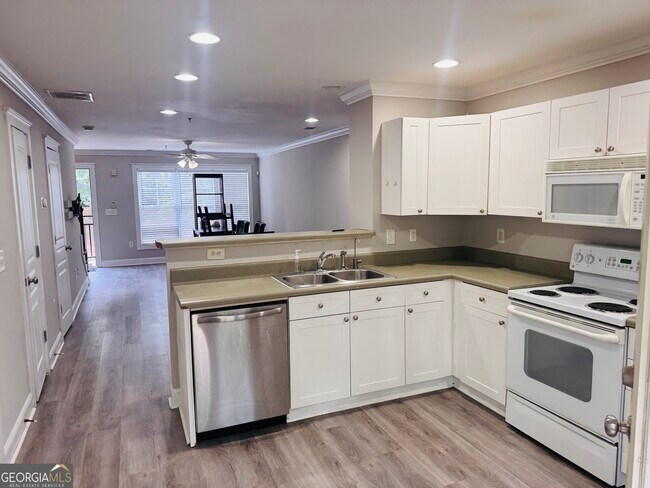 Building Photo - 490 S Barnett Shoals Rd