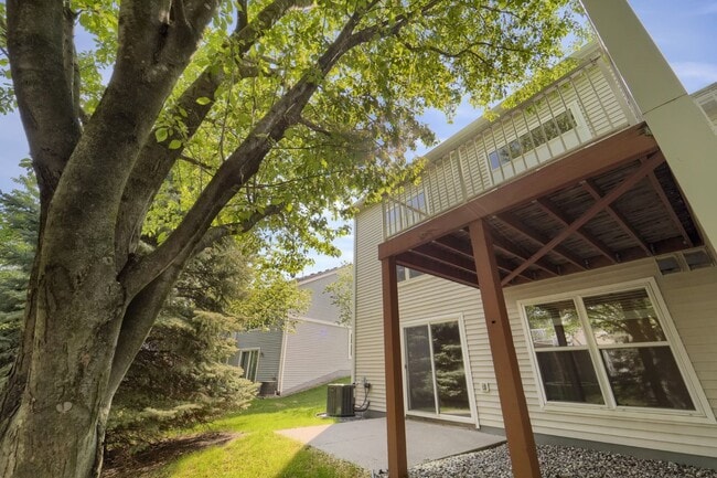 Building Photo - Gorgeous Woodbury Townhome Near Eagle Valley