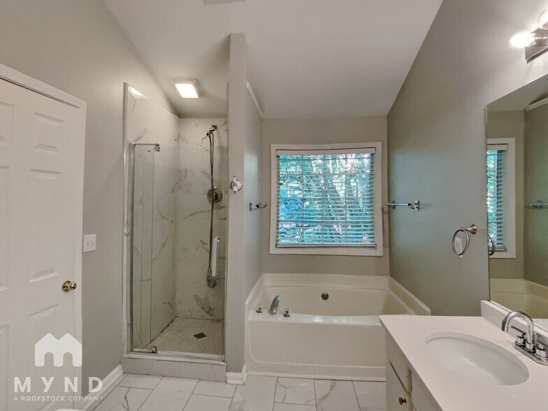 Building Photo - 1557 Silver Ridge Dr SW