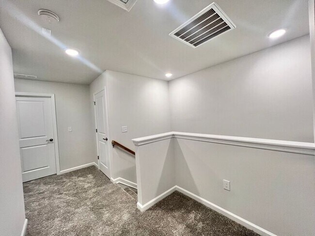 Building Photo - 812 McKenzie Pk Ter