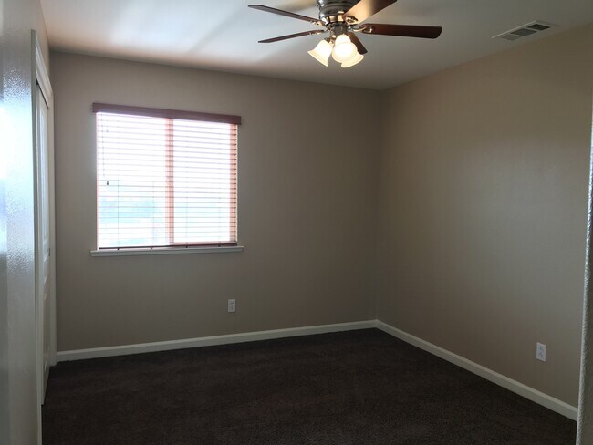 Building Photo - 1235 Bluegrass Ct
