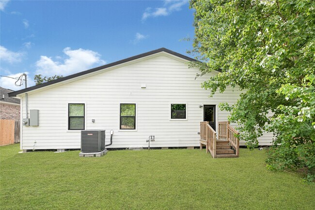 Building Photo - 1008 Danube St