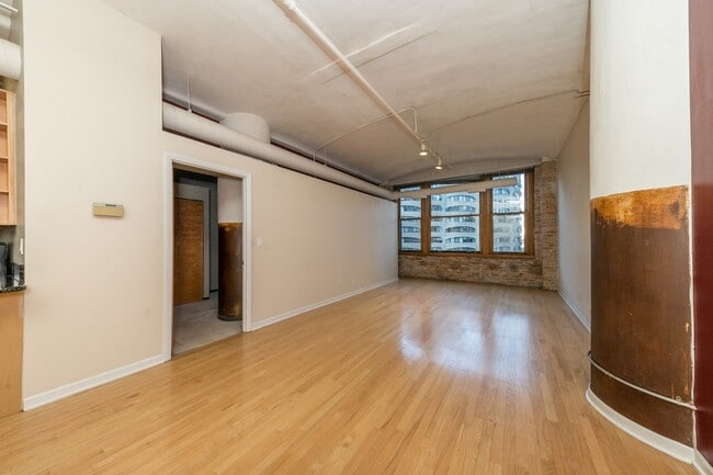 Building Photo - 801 S Wells St