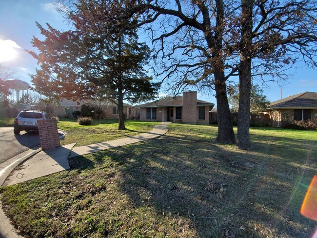 Building Photo - Bryan, 3 bedroom - 2 bath - 2 car garage - fenced in back yard. - Near Blinn College campus.