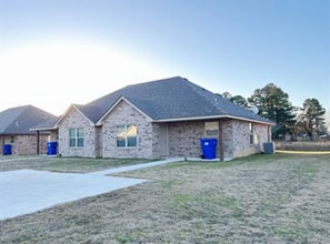 Building Photo - Granite countetop/Washer and dryer/Walking distance to Silo school/Mins to Hwy 70