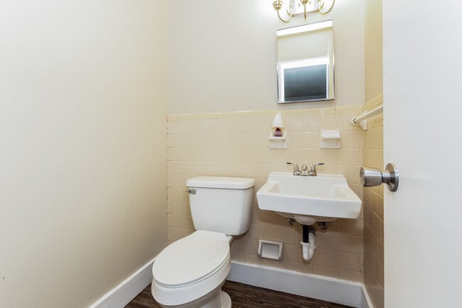 Building Photo - 1011 Hillwood Dr SW