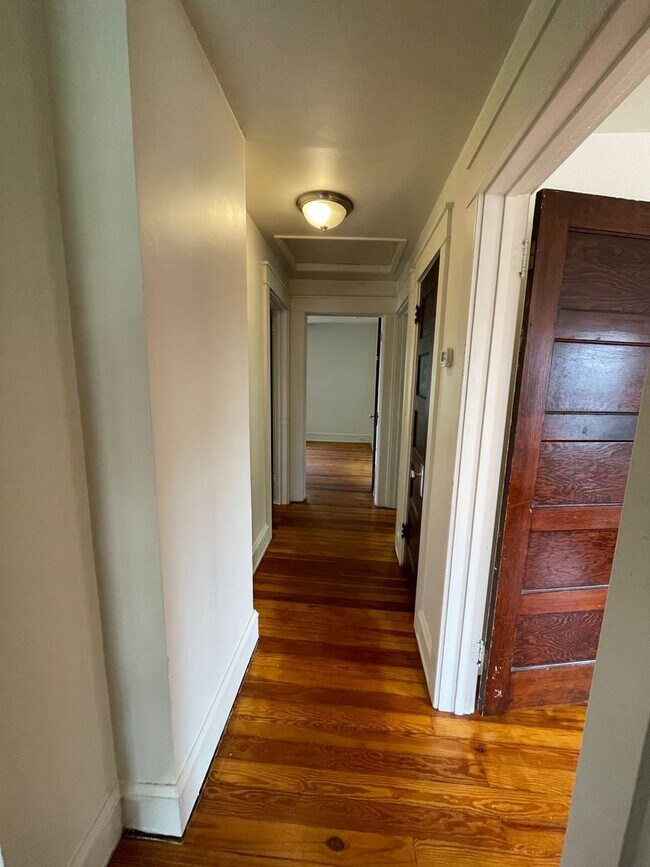 Building Photo - Beautiful 4 Bedroom 1.5 Bath in Marietta !