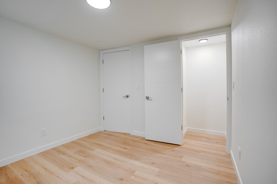 Building Photo - 2581 9th Ave W
