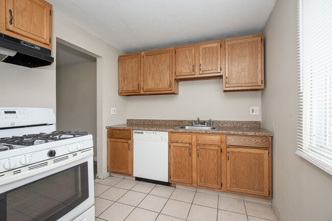 Building Photo - 2 BED 1.5 BATH CONDO IN WARRENSVILLE HEIGHTS!