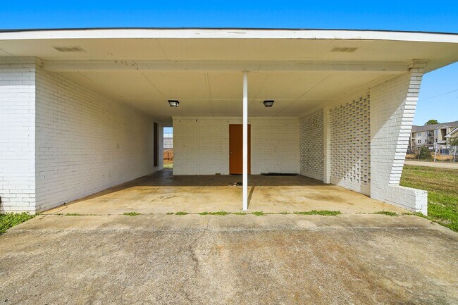 Building Photo - Majestic Maxwell