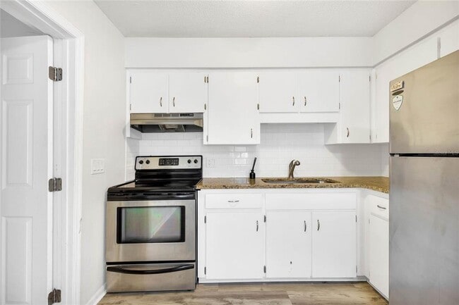 Building Photo - 4130 Lake Saunders Dr