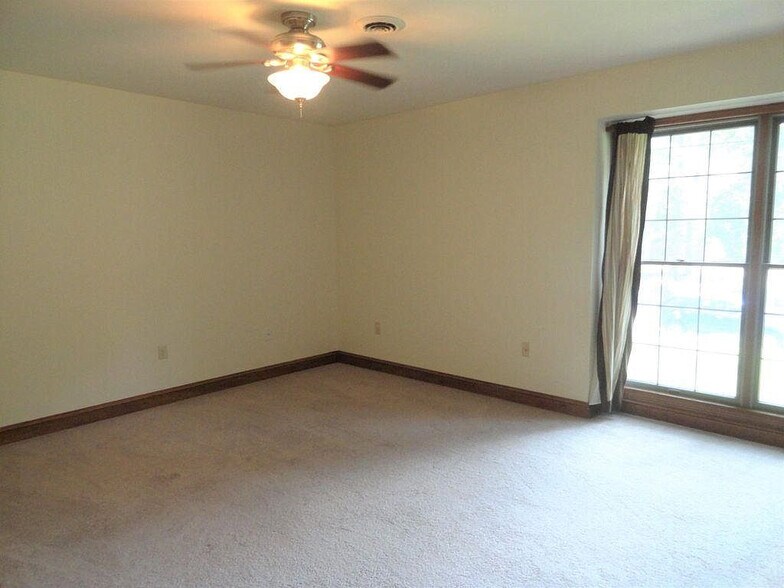 Building Photo - Room in House on Grove Ave