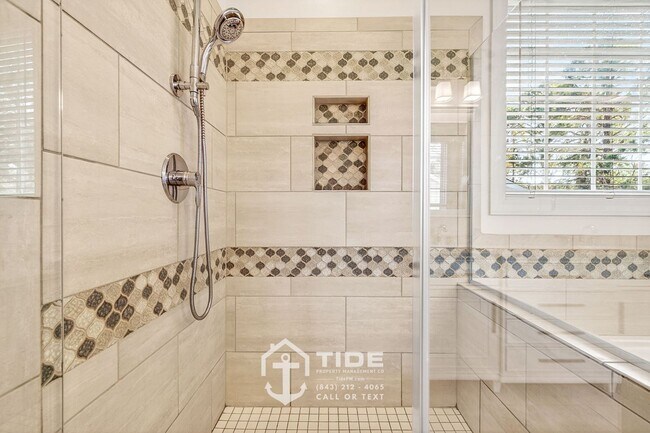 Building Photo - Spacious Retreat in Mt. Pleasant