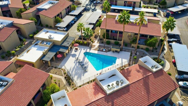 Building Photo - Bright 3-Bed Townhouse in Quiet Gated Community Near ASU