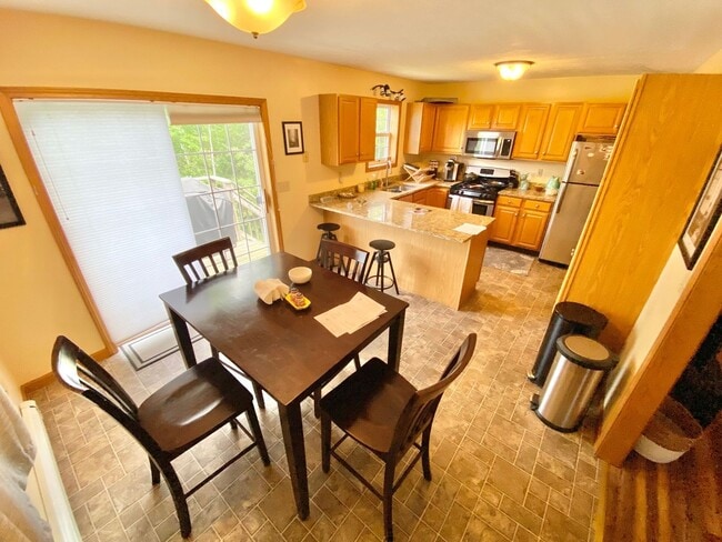 Building Photo - 3 Bedroom Townhome VT Available 8/1!