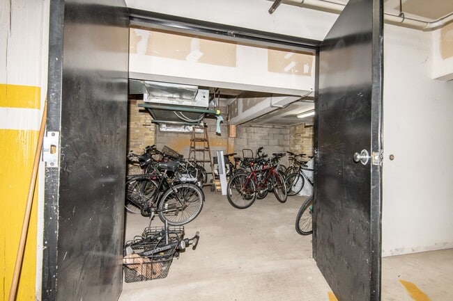 Building Photo - Modern Downtown Milwaukee Condo for Rent