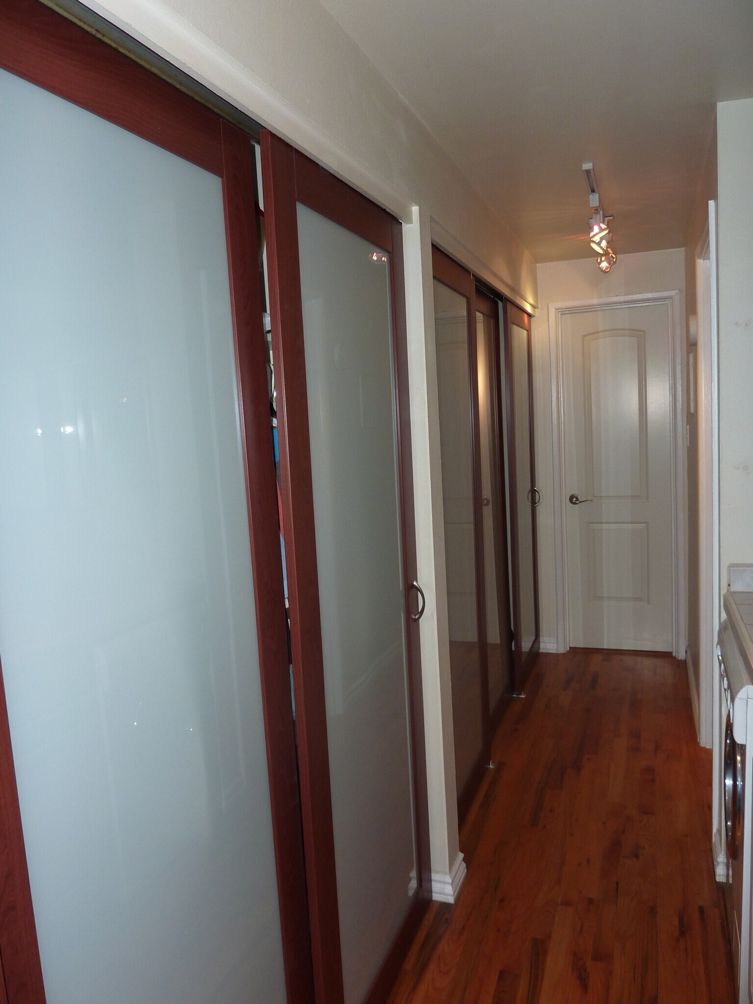 Building Photo - 985 N Corona St