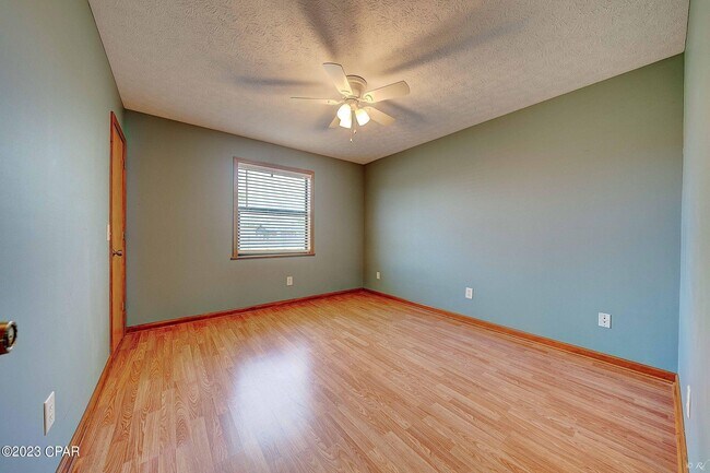 Building Photo - 2422 Thames Dr