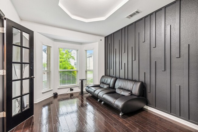 Building Photo - Luxurious in Little Elm